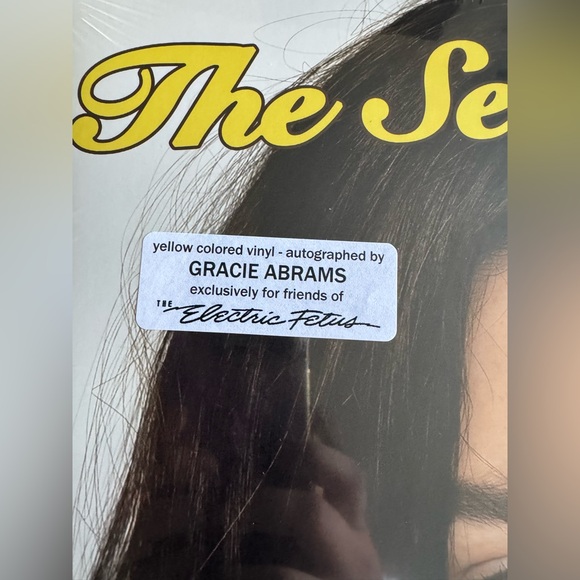 GRACIE ABRAMS THE SECRET OF US SIGNED AUTOGRAPHED YELLOW VINYL LP ALBUM ON COVER - Picture 4 of 15